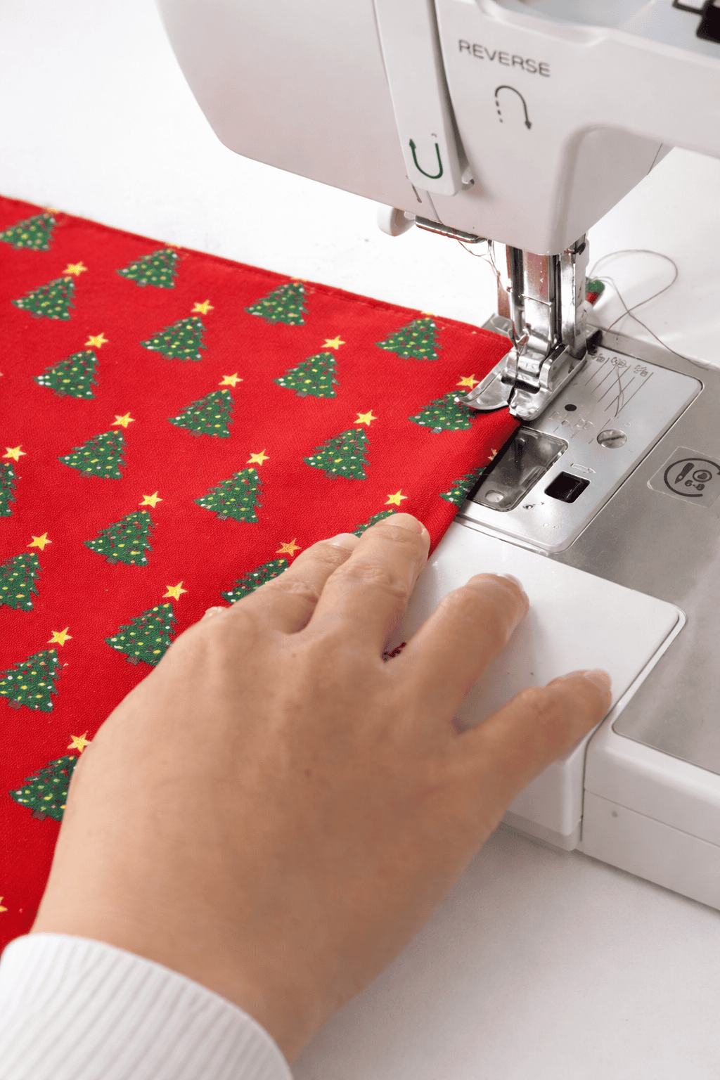 How to Sew a Christmas Fabric Gift Bag (Easy Step-by-Step Tutorial for ...